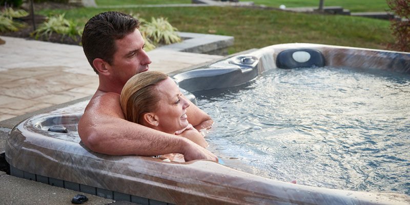 couple-relaxing-in-spa